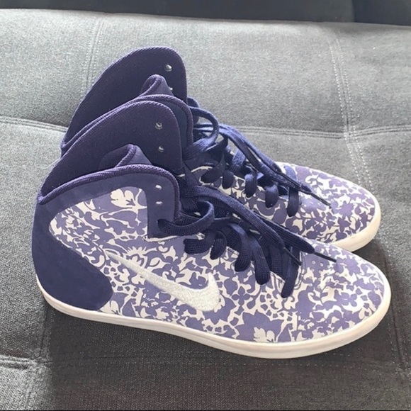 NIKE Hyperclave Lite Sneaker (Womens) - Picture 1 of 11